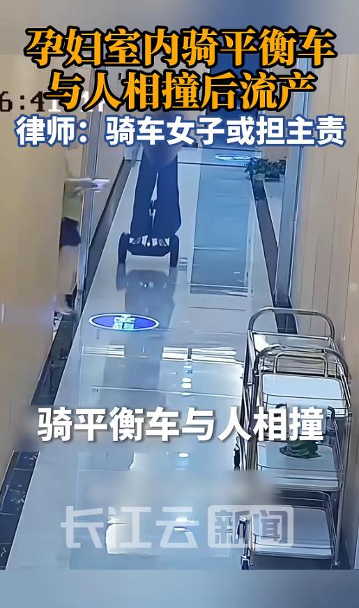 “悲剧还是发生了！”8月1日报道，广西，一女子怀了孕，却还是在狭窄的走廊里骑平衡