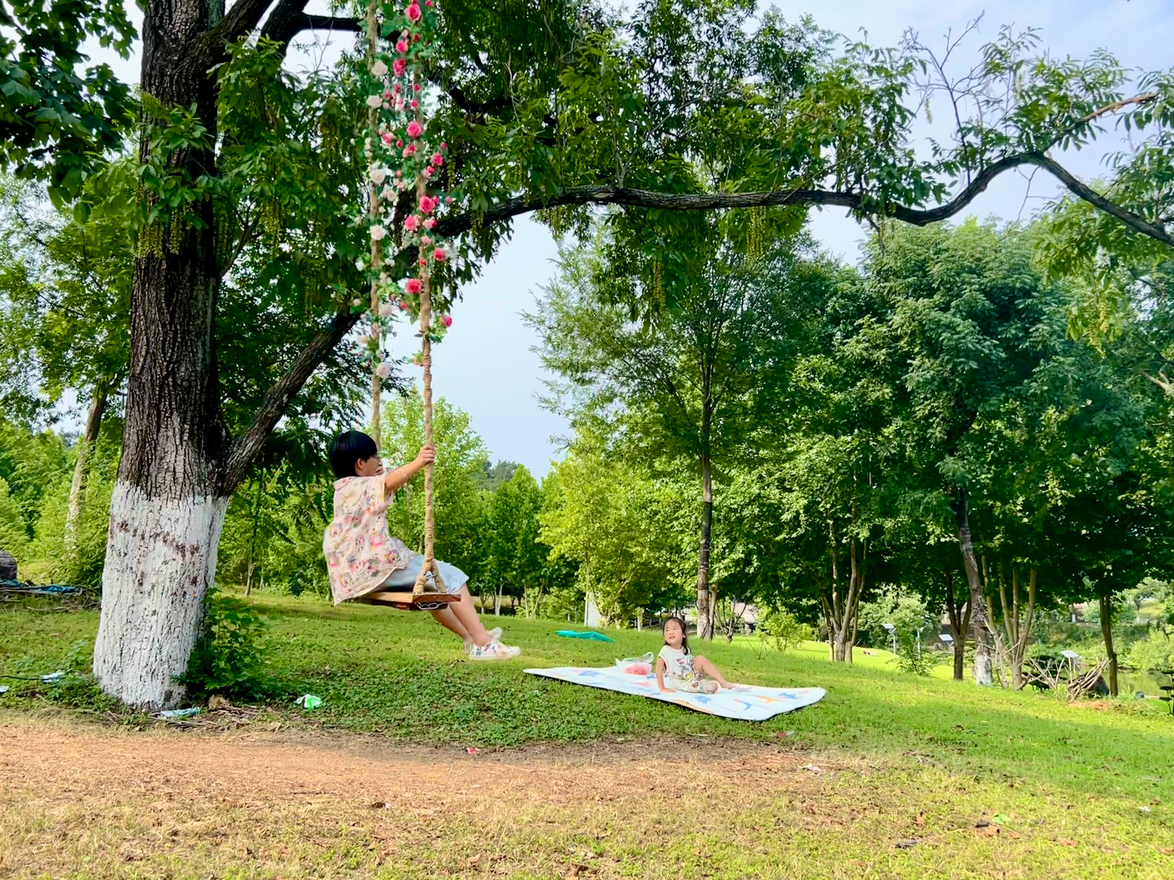 美好的夏天美好的孩子们～哥哥放暑假以后，我就分不清周几了管他呢，有他们，每天都是
