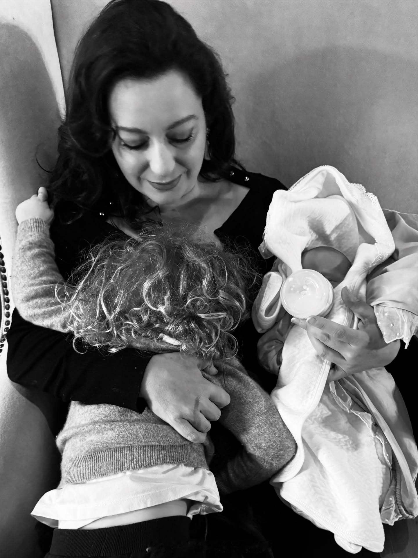 王室王室俄罗斯王室 丽贝卡的亲子照片，O(∩_∩)O哈哈~鸭梨这姿势像在拼命挣扎