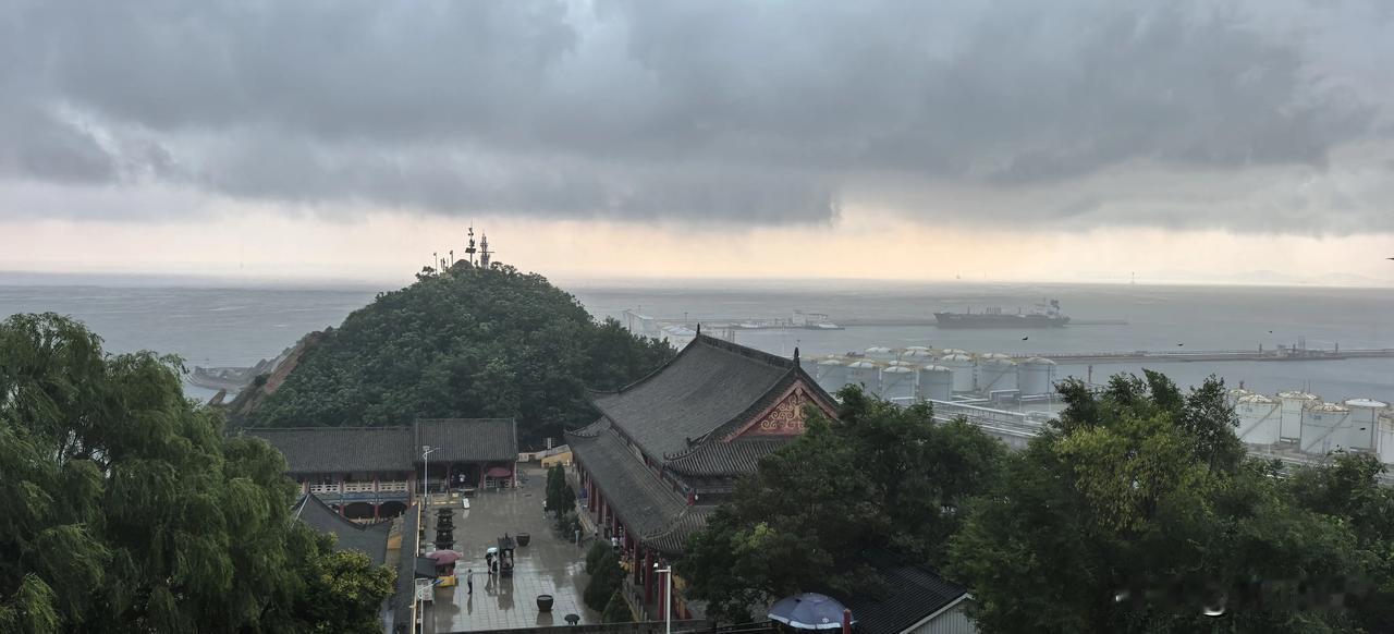 笔架山旅游遭遇暴雨，进岛“天桥”被淹只能冒雨坐小快艇出岛。提示准备到锦州旅游的朋