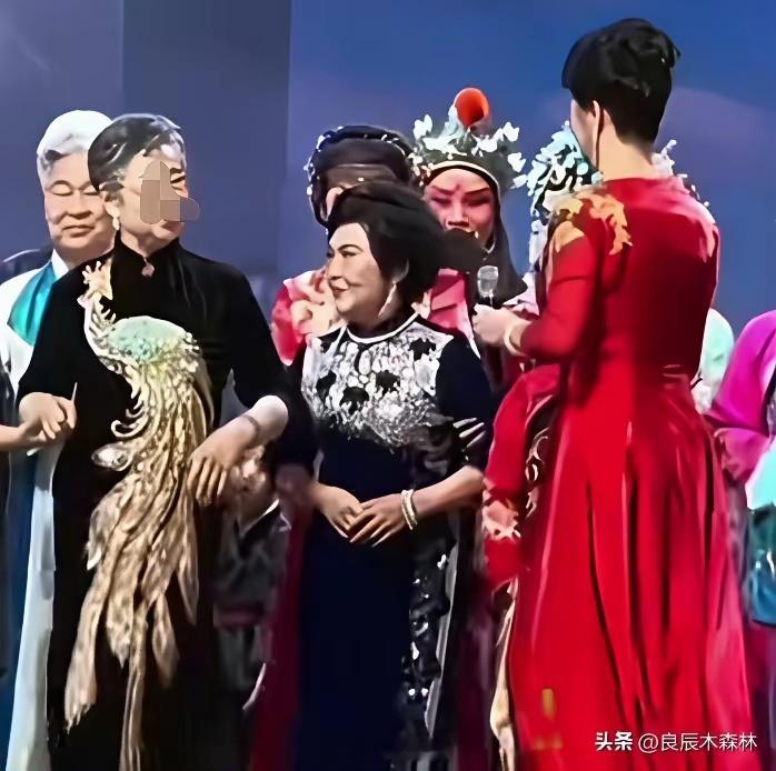 谦和的曲剧名家周玉珍老师，被人用胳膊肘挤出合影C位，并利用身高优势把她遮挡到第二