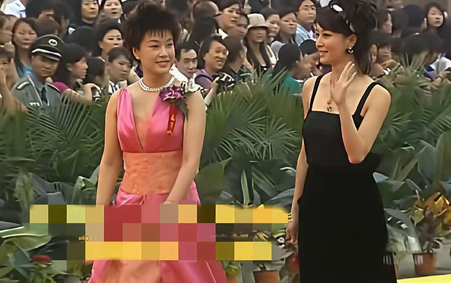 2005年华表奖百年影坛红毯抓拍太珍贵！短发造型的刘晓庆气场利落飒爽，自带大女主