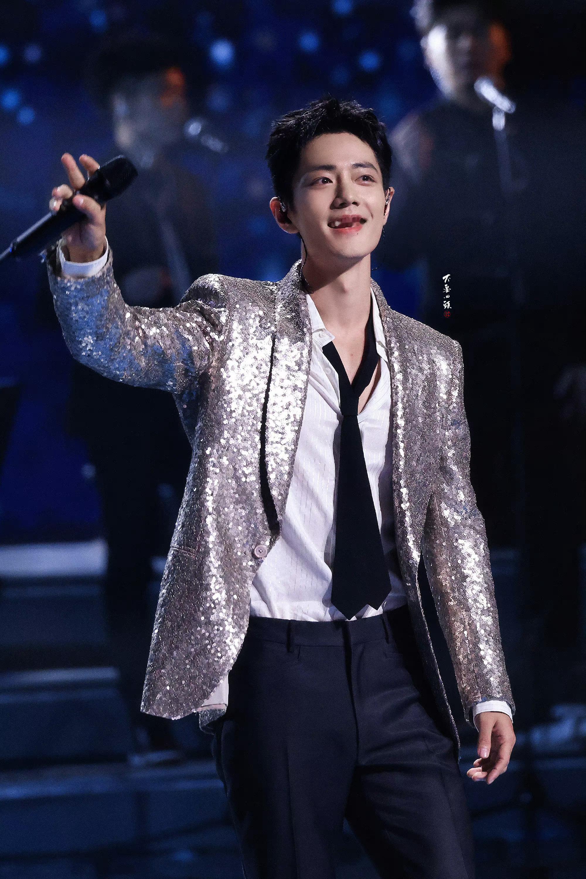 昨晚肖战鲨疯了，也太帅了吧，许多艺人给肖战直拍[送花花]（cr：水印）#杜江拿名
