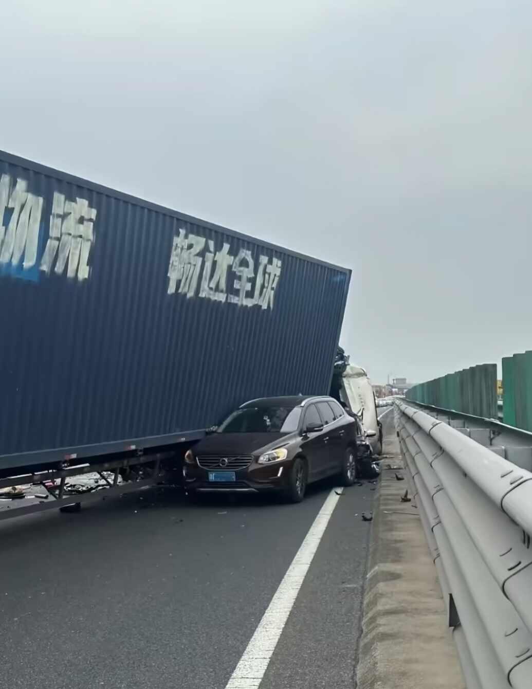 至今没人知道沃尔沃的车身到底有多硬。。。
不是大哥，你真是公路坦克啊？