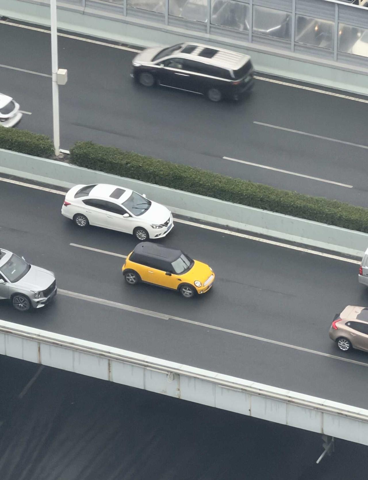 捕捉武汉江城大道上的mini🚗
每天上班在饮水机倒水时习惯性站一会远眺窗外，顺