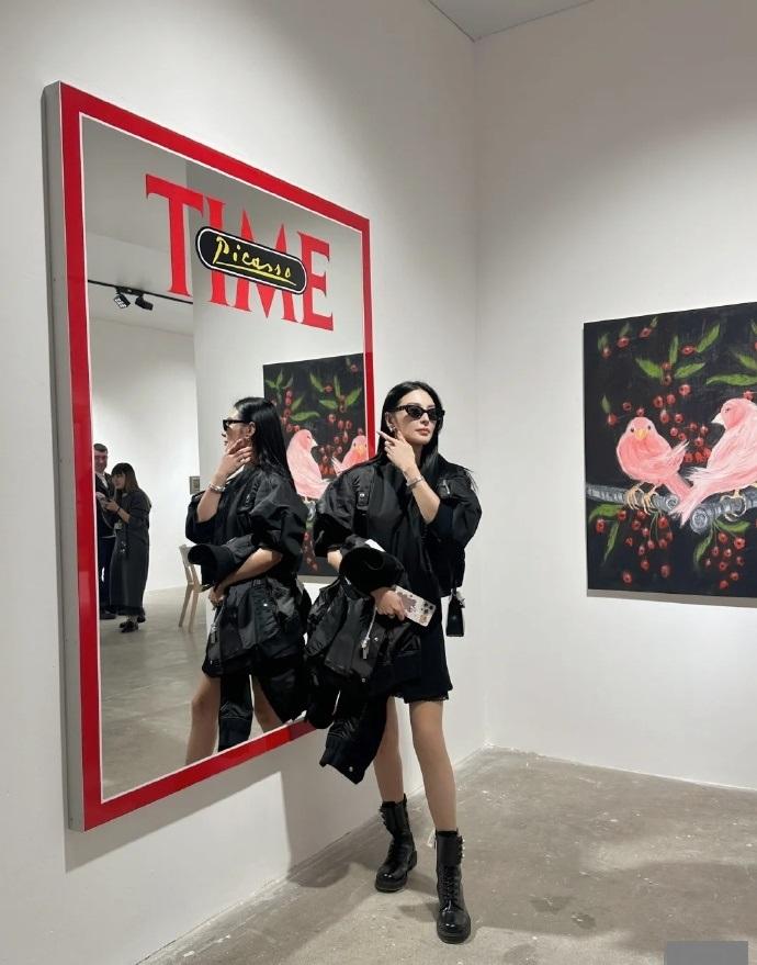 今天张雨绮在看画展的时候穿了一身黑色的衣服，整个人显得年轻又时尚。

她里面穿黑
