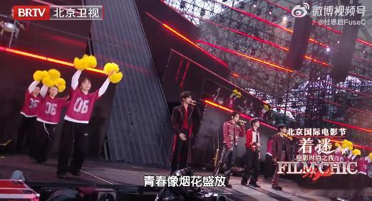 付思超北影节Tonight舞台 这场电影节舞台融合光影与旋律，付思超从容站在聚光