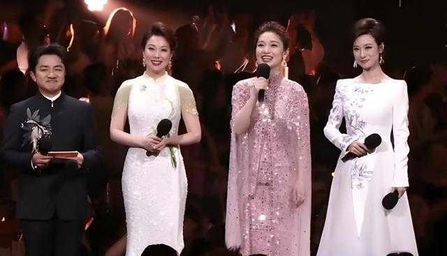央视一姐蓝羽沦为配角，跨界演员主持频频冷场
百花奖闭幕式主持安排引发争议，央视一