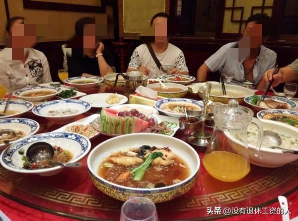 我算见识到了"死要面子活受罪"

我妈楼下的一位邻居，单位破产以后，每个月大概领