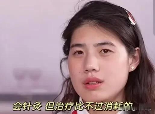 张雨霏，尽管肩部受伤，仍咬紧牙关，以勉强的笑容向大家致歉，展现出不屈的精神。
