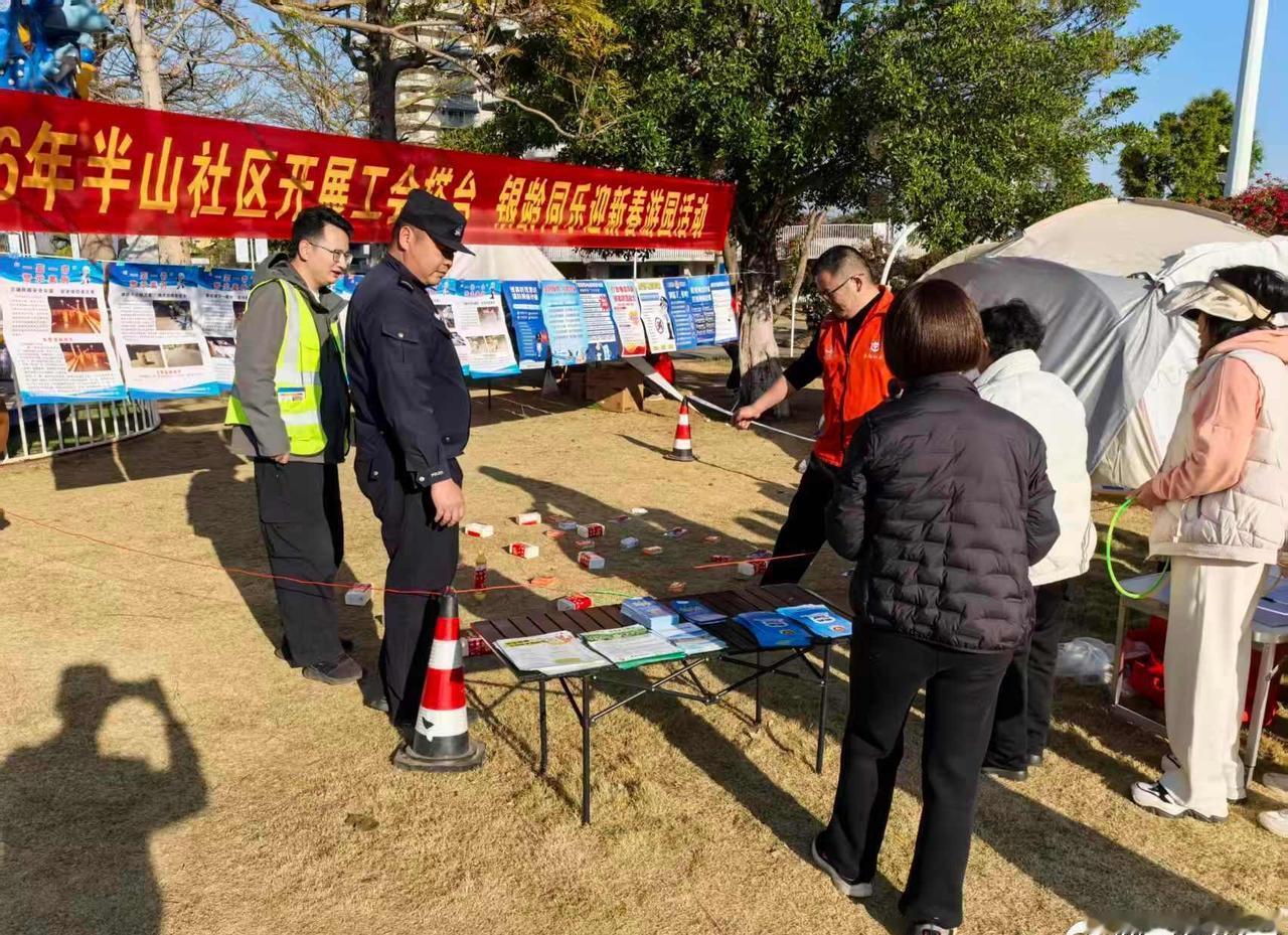 @米易公安 新山派出所联合辖区政府在辖区景区等人流密集区域，开展预防电信网络诈骗