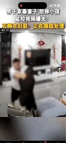 福建一男子对妻女施暴，先打妻子再揪女儿头发，摔到地上。
妻子不顾疼痛护住女儿，结