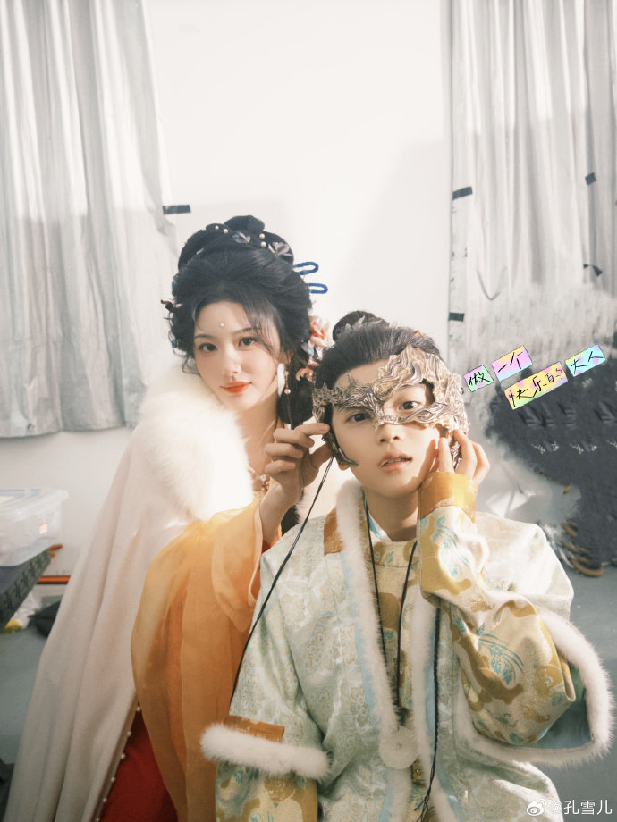 孔雪儿和剧里儿子的合照  孔雪儿：不好意思，这位靓仔是我儿 