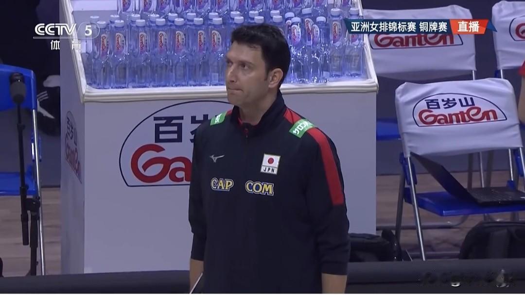 亚锦赛日本女排3-0横扫伊朗女排，获得铜牌并取得世锦赛参赛资格。
  北京时间8