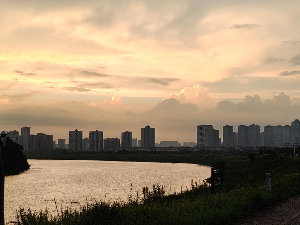 快7月半了，现在是晚上7点，河边散步的人还是不少的，但是今天没人跳广场舞了，我们