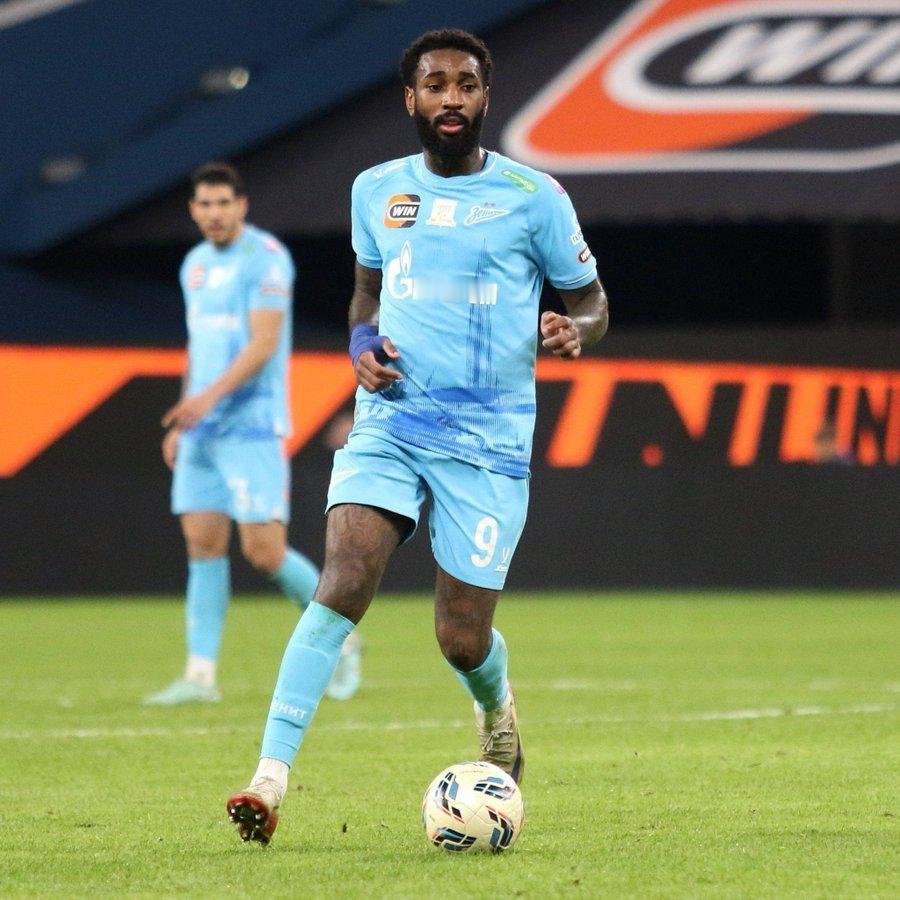 C罗和利雅得 据土耳其记者 Konur:利雅得胜利正在密切关注巴西中场球员热尔松