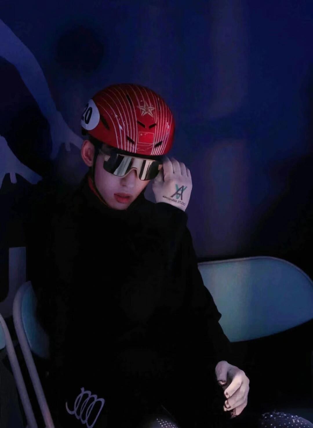 林孝埈冰上弯道压冰名场面连续弯道滑行时，林孝埈展现出独特的“静中有动”节奏感。他