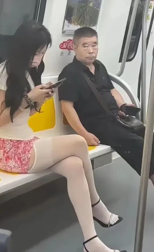 公交车上，一位大叔和一位美女就隔着一个座位，美女低头玩手机。大叔的眼睛一直瞟美女