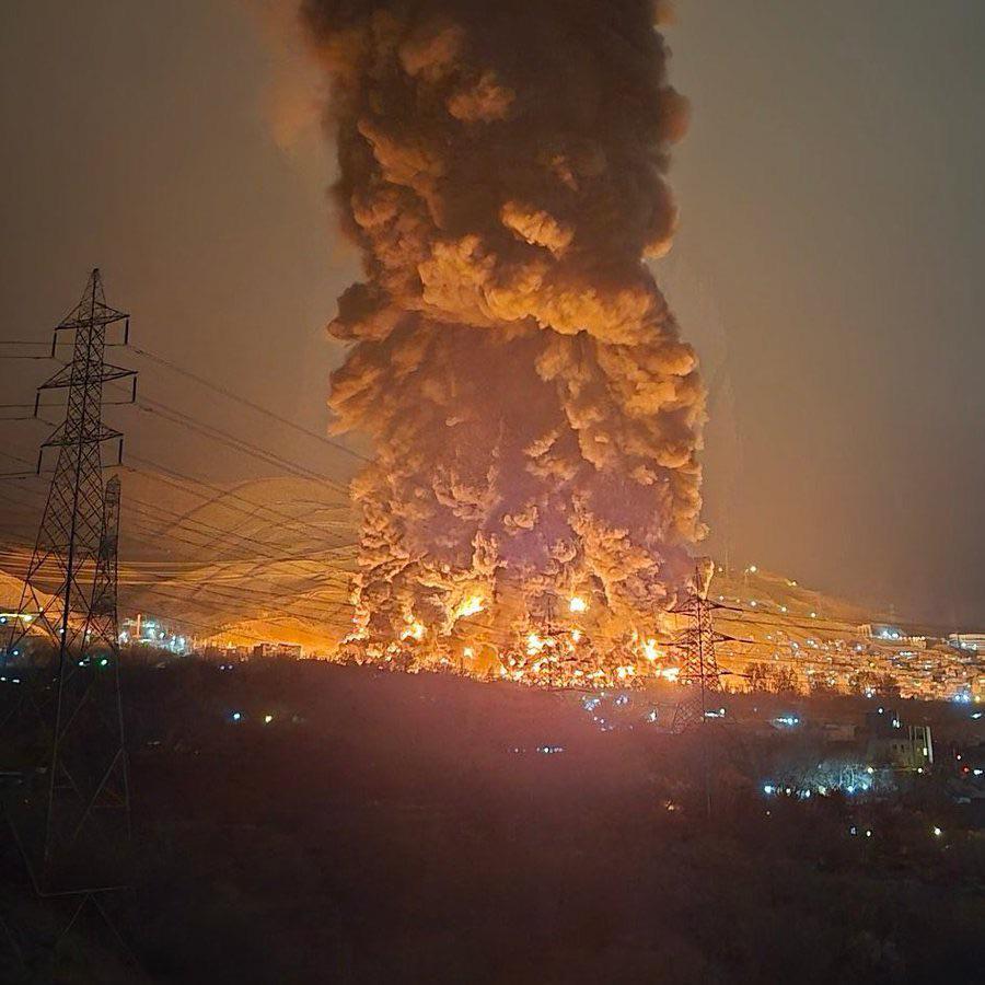 德黑兰沙赫兰石油库遭美以空袭后，现场火光冲天，浓烟弥漫夜空。该设施是伊朗重要能源