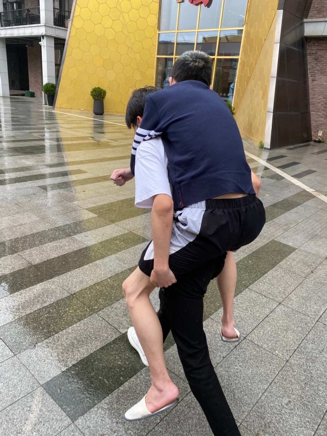 其实还有一个跟雨天有关的 