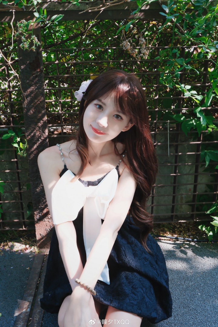 LPL女解说瞳夕晒照：夏天来了(='.'=)