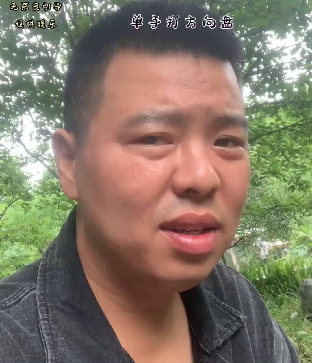 单手打方向盘。
一个单手打方向盘，一言不合就超车的女人，她怎么可能和坐在副驾驶吃