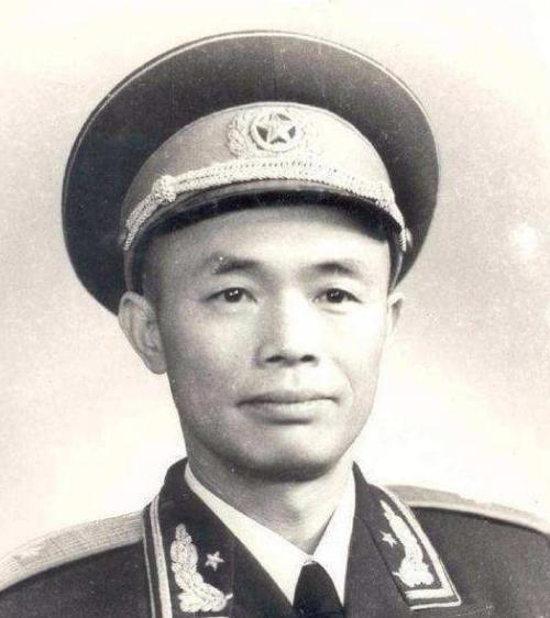 授衔时他抗议激烈，甚至扬言要把勋章挂在狗尾巴上，彭德怀临终依然念念不忘他
197