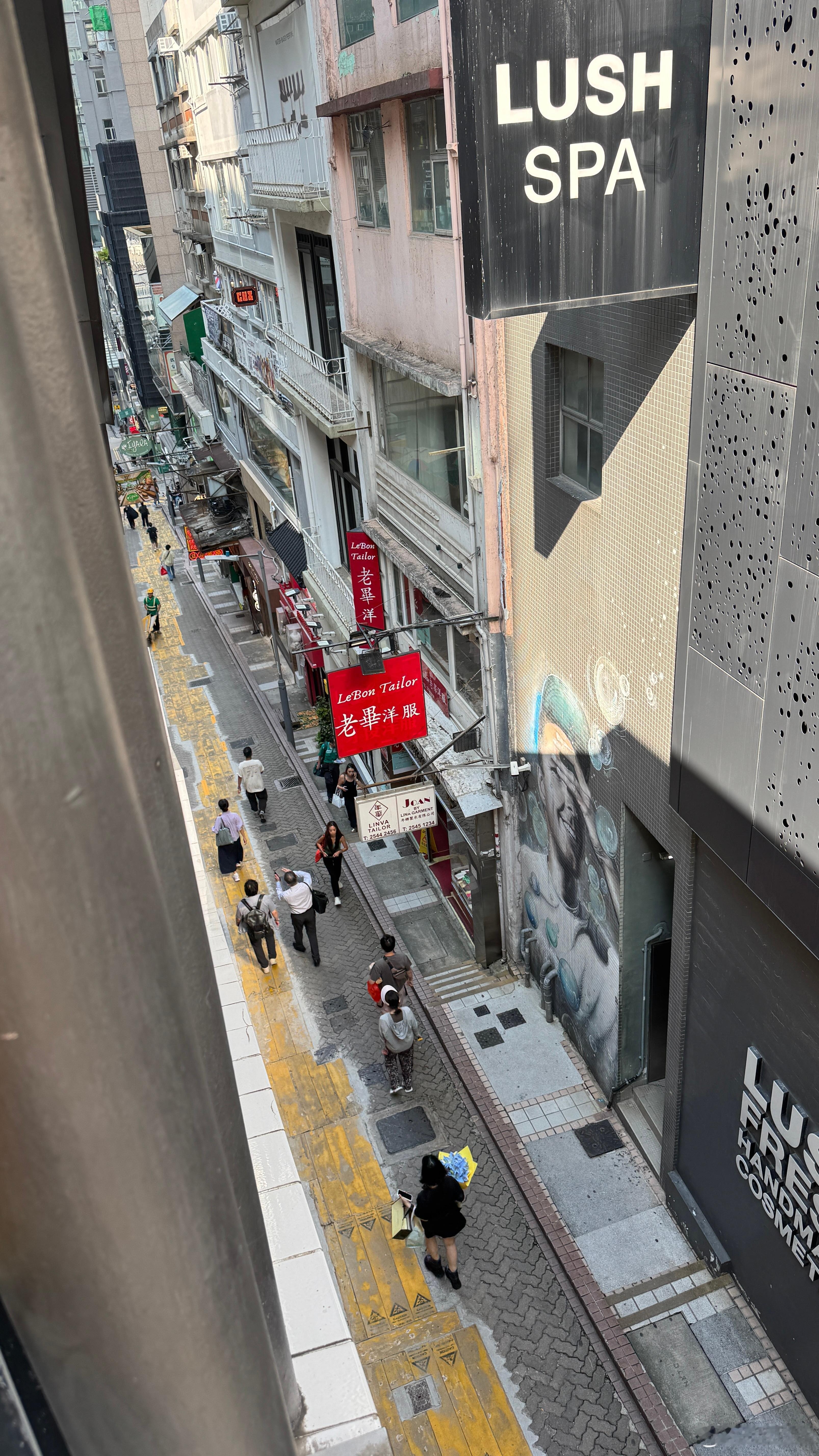 小巷子里的老华洋服，好有年代感，感觉年轻时的张曼玉林青霞就要从里面走出来了。 ​