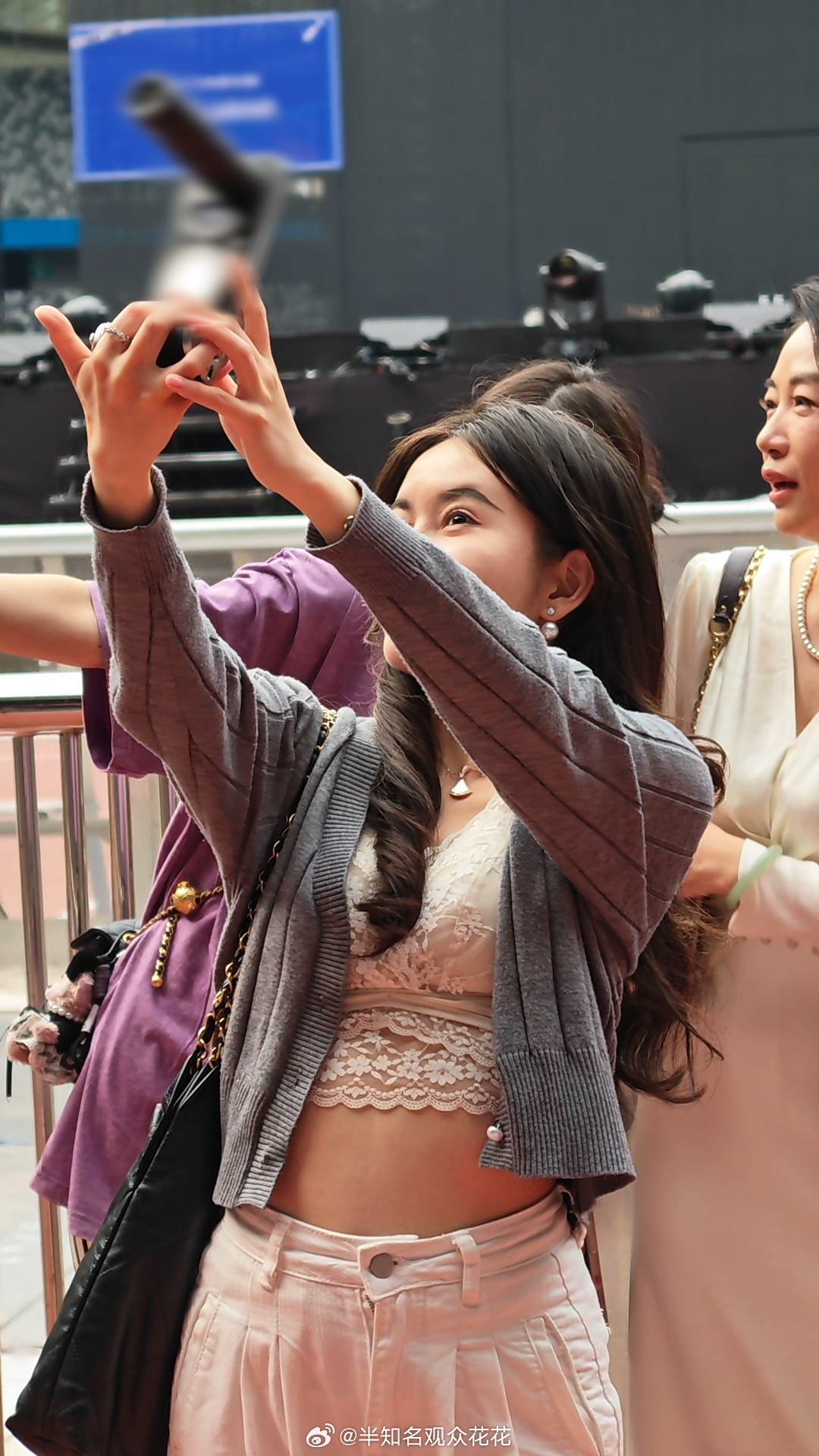 原来这就是有一个富婆同担闺蜜的感觉吗！演唱会直接安排拍摄设备，想帮自担出神图完全