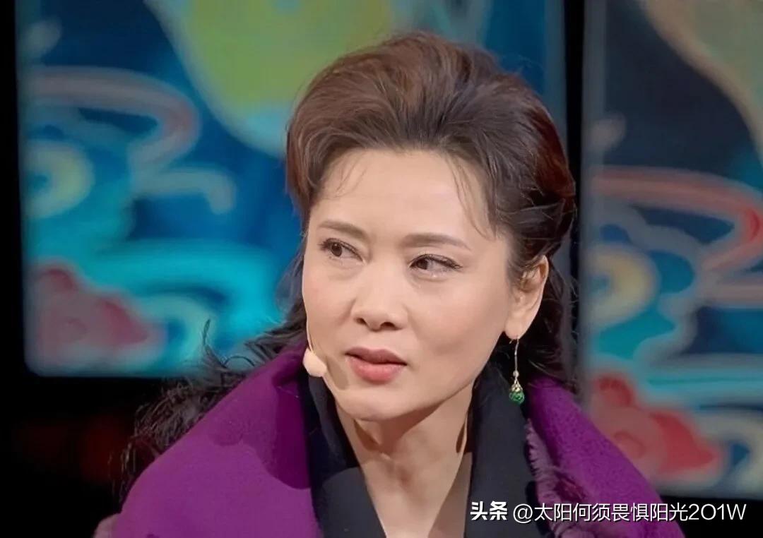 何赛飞：爸去世后，妈健在，但不怎么联系，何赛飞妈妈已经离世，看她强忍着眼泪，说起