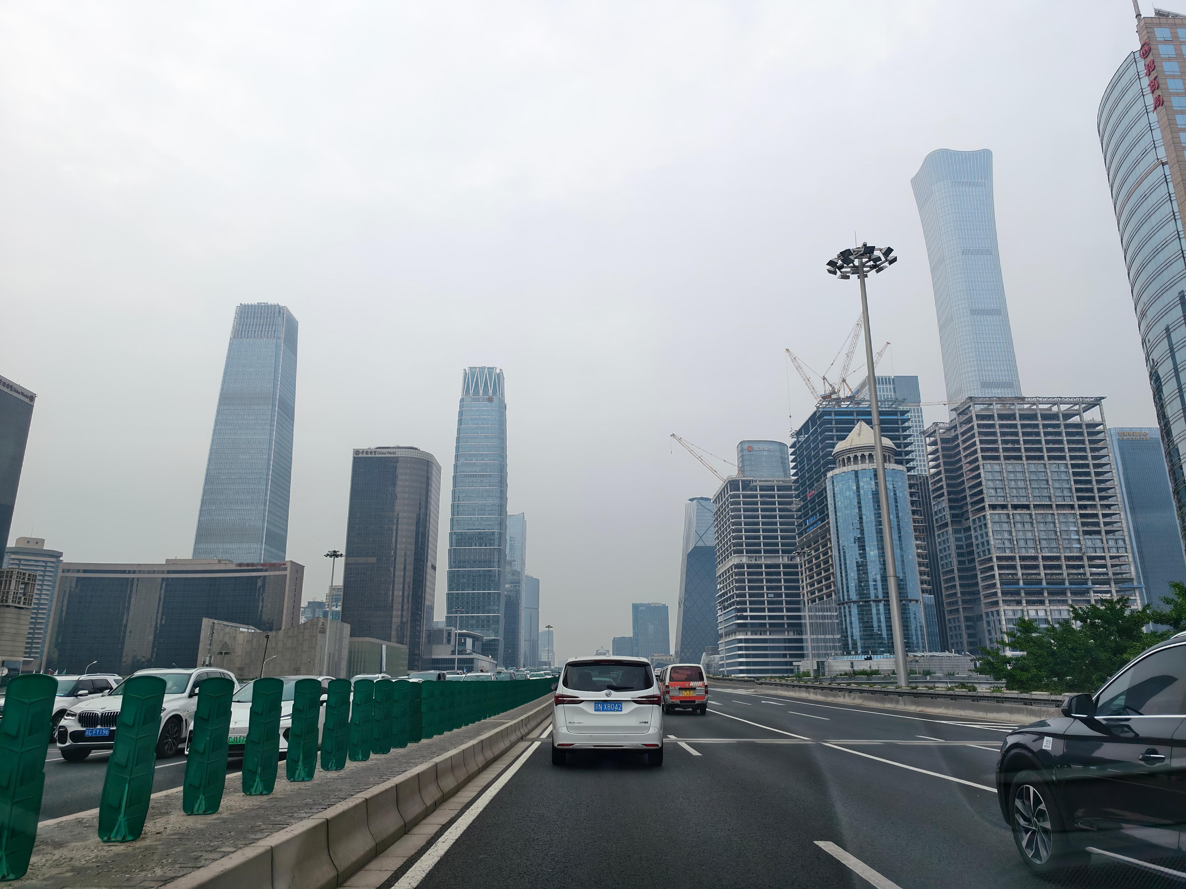 福建的同学一家来北京旅游，我去火车站接他们，然后在北京逛逛，开车路过大裤衩，他们