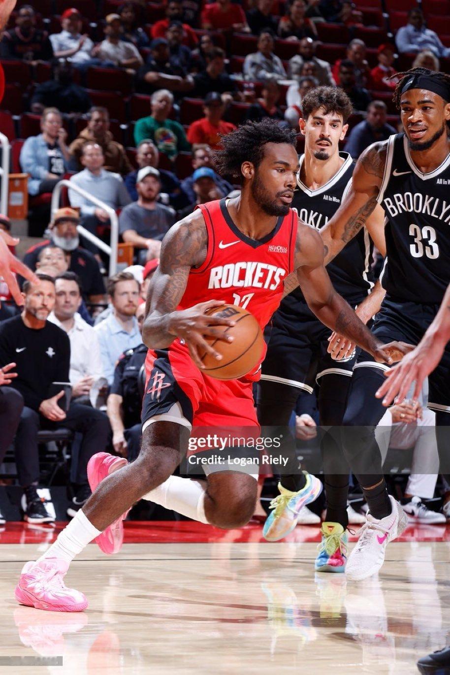 昨日伊森成为首位穿Angel Reese 1代征战nba的球员，砍下生涯第一次2