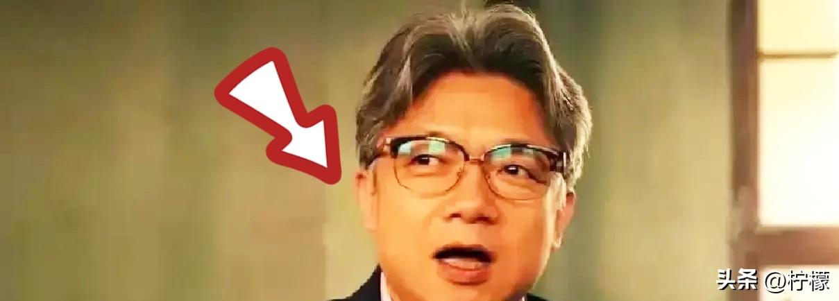 单仰平走后的第三天，剧团的人收拾他的旧办公室，从抽屉最底下翻出个黄皮账本。不是公