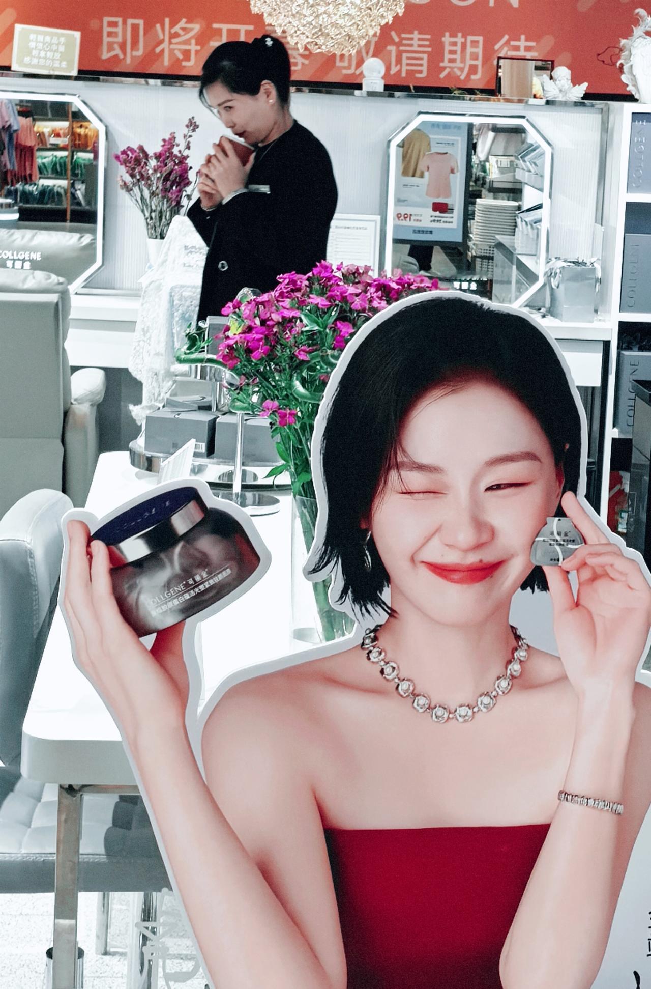 在商场邂逅一场温柔护肤梦。
胶原霜给肌肤敷了层云朵，能把岁月痕迹悄悄抚平。让每个