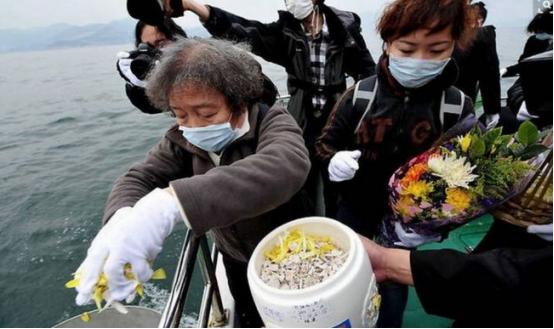 原本我以为海葬不用钱，只要随便在海岸或者海上，把骨灰撒出去就行，没想到，弄一次海