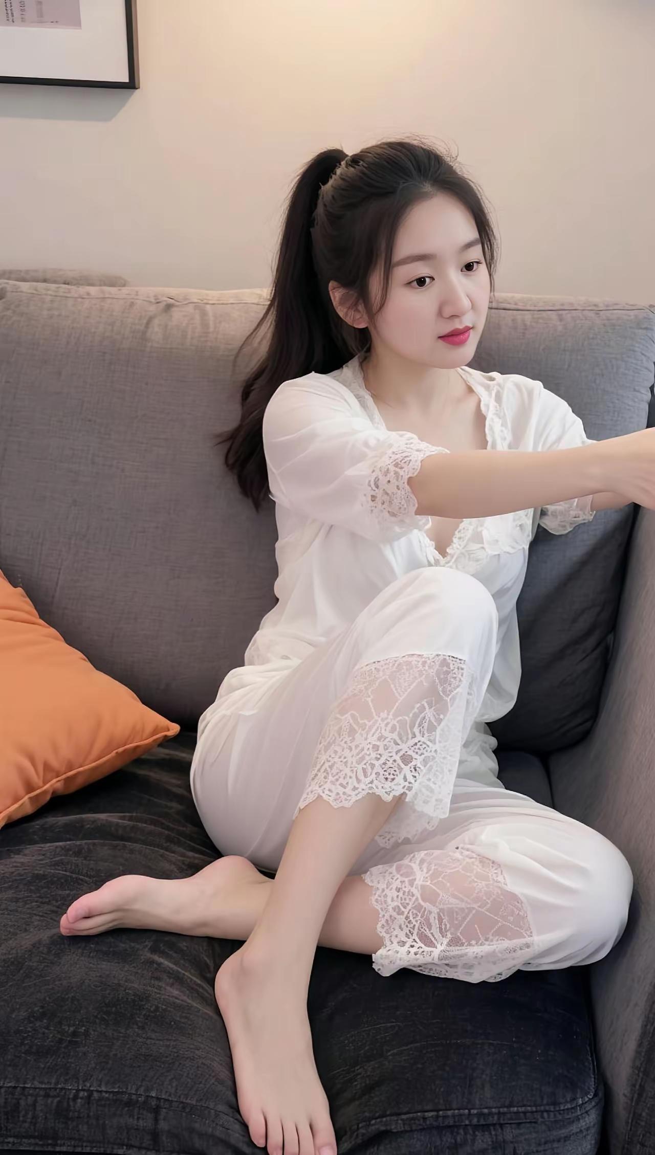 居家慵懒风，白色蕾丝睡衣，舒适自在。