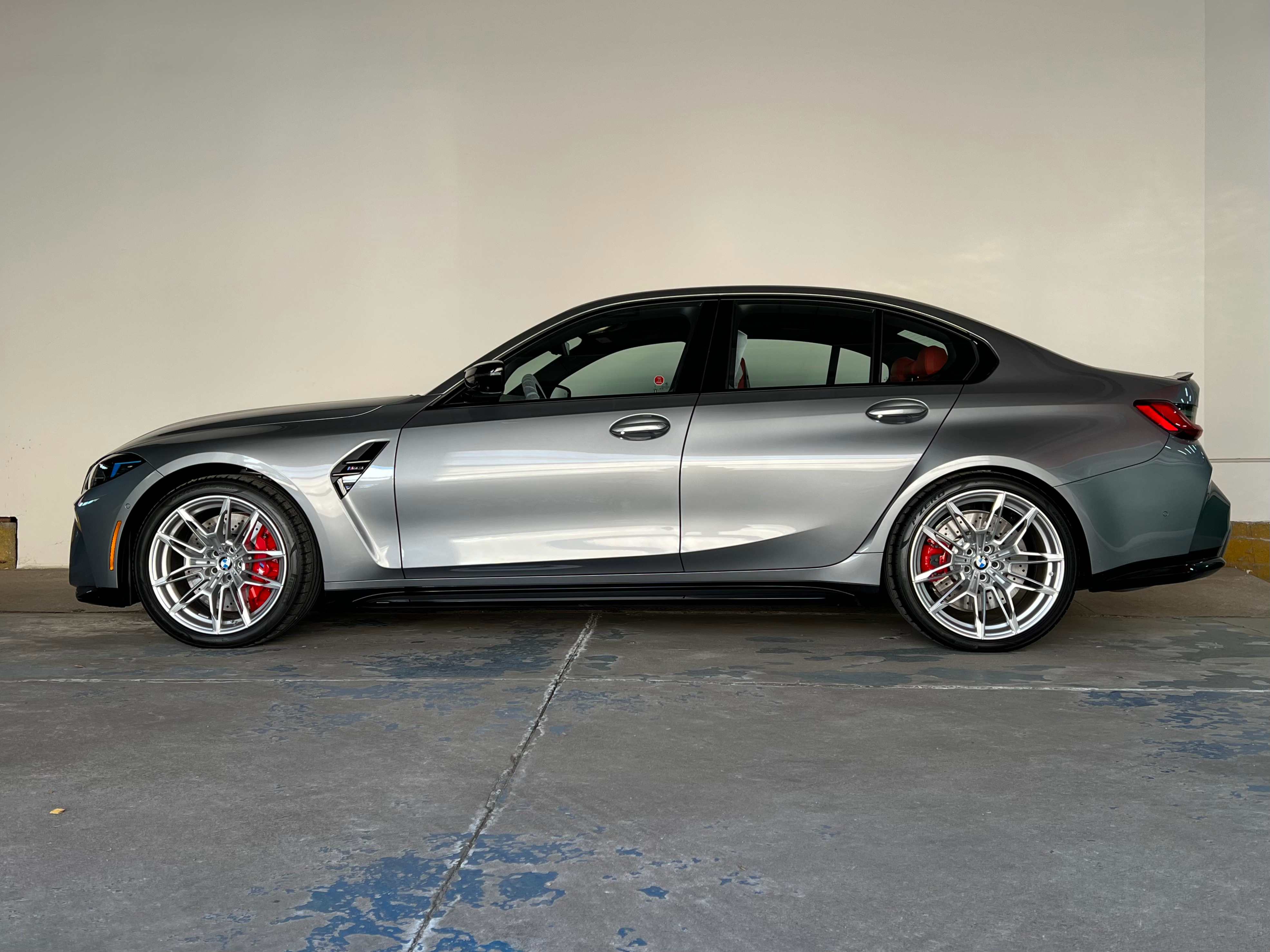 摩天灰，搭配银色轮毂这个银色轮毂是单选，实车很有张力  ​​​