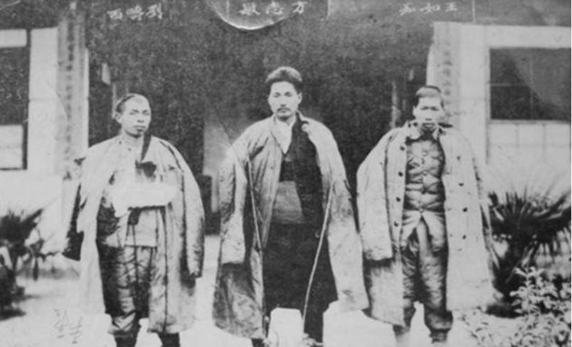 [微风]1935年，王耀武得知手下俘虏了一个红军师长，兴冲冲的跑过去准备审讯，可