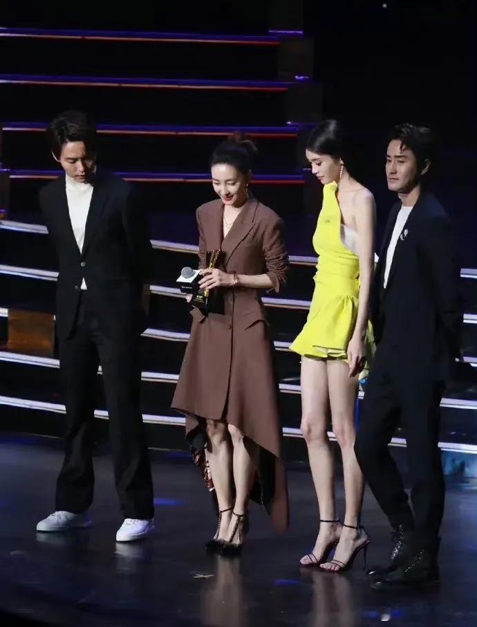 王丽坤尽管脚尖接近90度，但小腿长度却不如奚梦瑶，令人感到有些遗憾。 ​​​