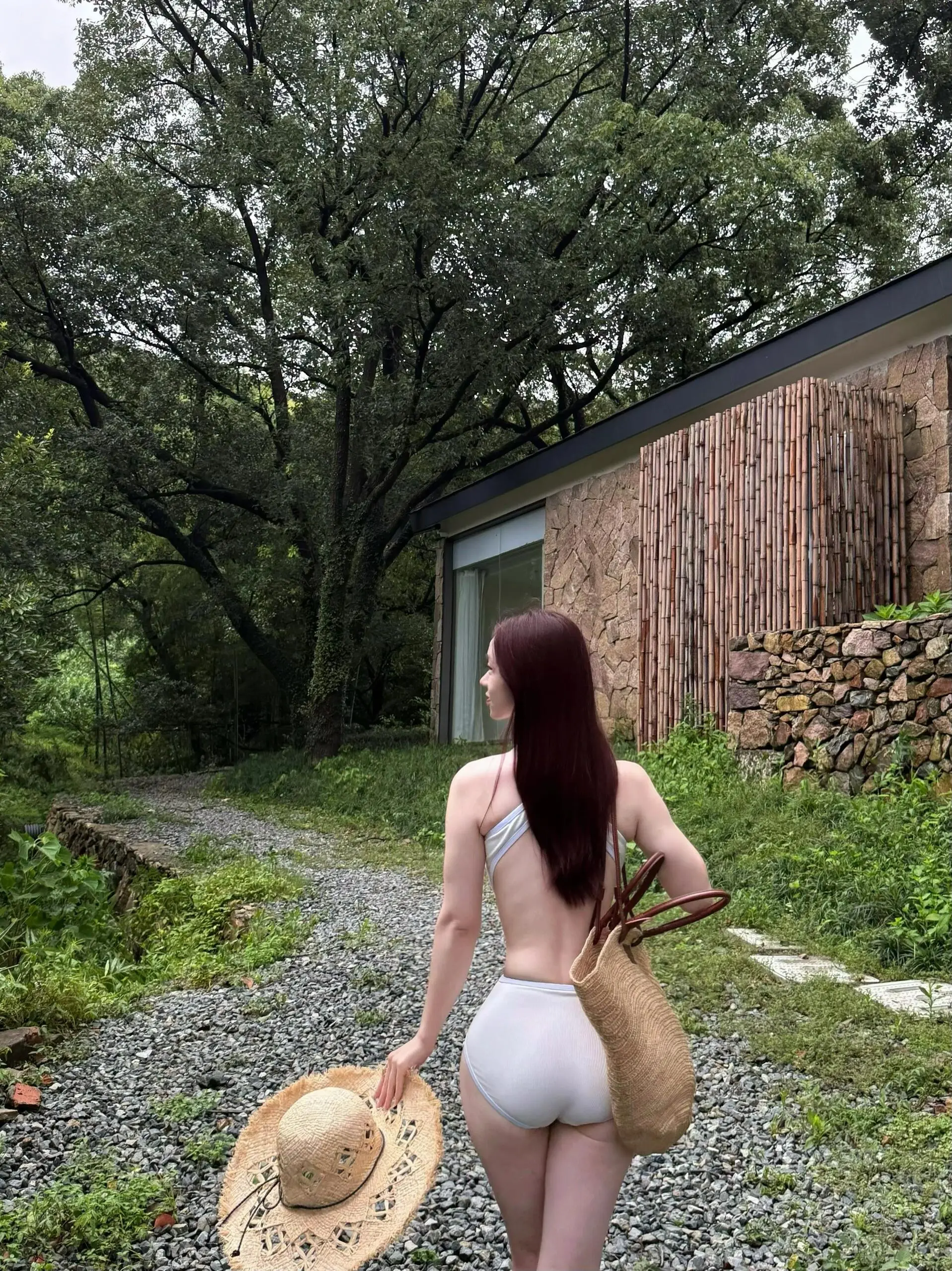 漫长的不是时间，是不知如何是好，世事从我身上流过，而我是一条空空的河。