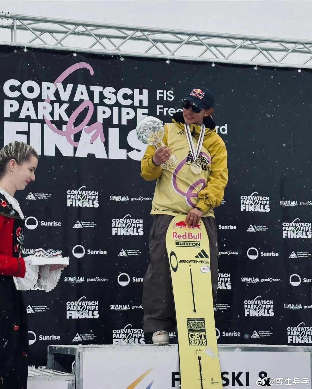 苏翊鸣捧起水晶球奖杯苏翊鸣回应坡障世界杯总冠军 加冕单板滑雪世界杯男子坡面障碍技
