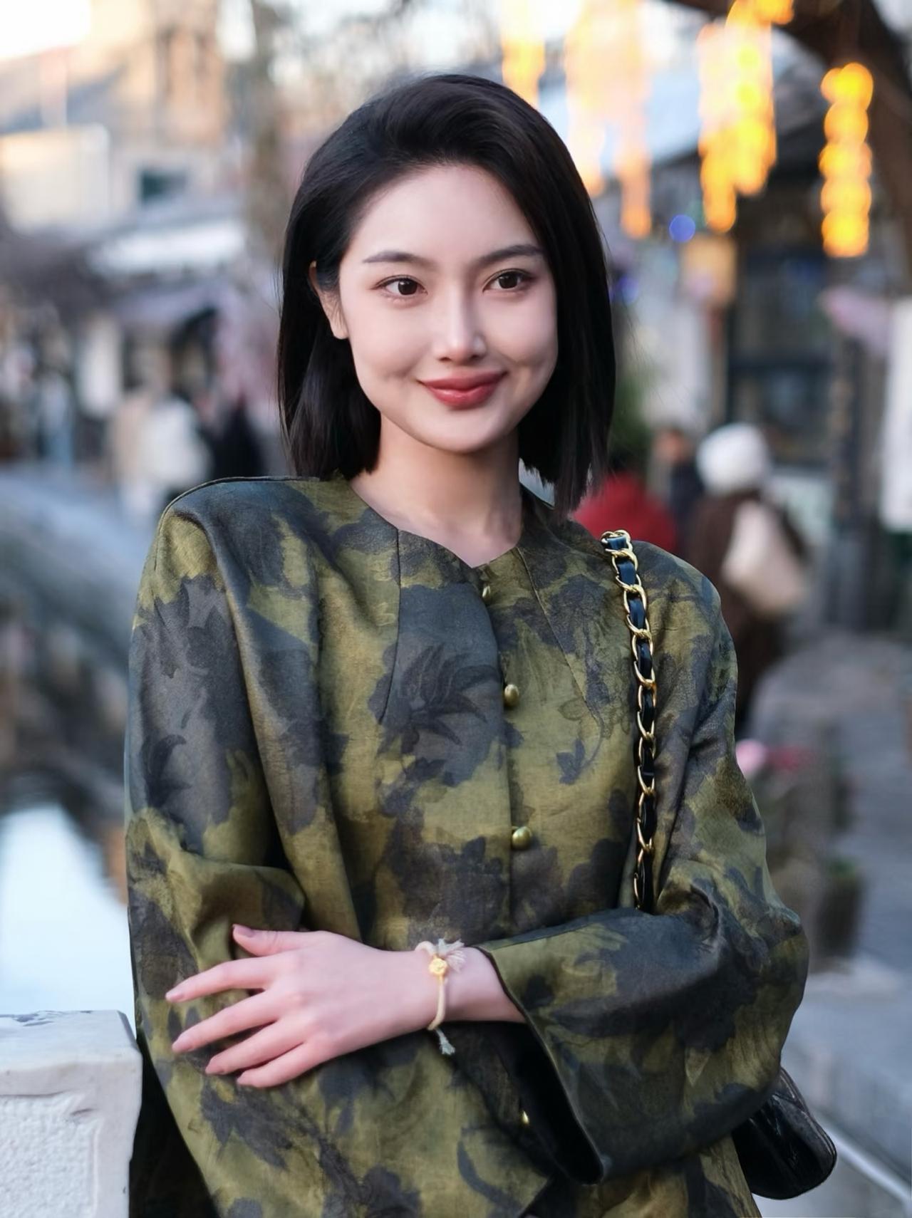 为什么长得漂亮却找不到对象肯定是没有遇到令她们心仪的好男人！