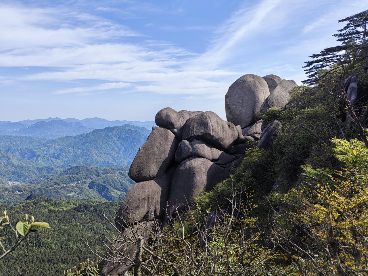 游览安徽天柱山风景区（六）
看看这组大石头像什么？像不像某个卡通人物？去过全国很