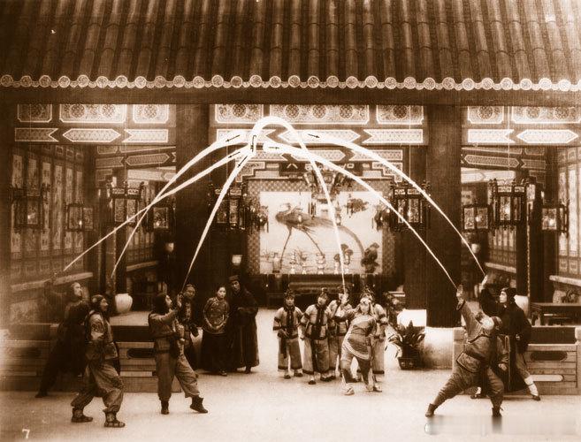 1928年电影《火烧红莲寺》是中国第一部大量运用特技拍摄的影片。在表现武林高手对