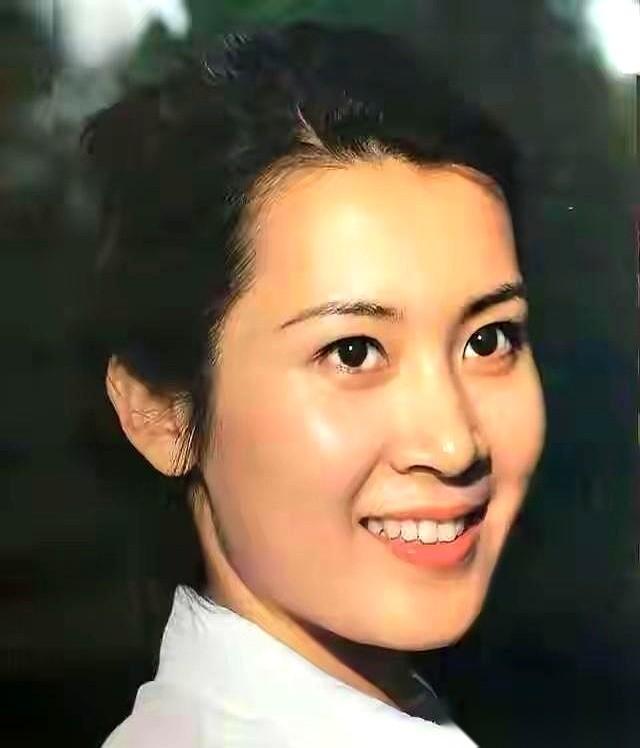她从一个拧螺丝的车间女工，一步步走到国家一级演员的台中央，风光无两，拿的是“正军