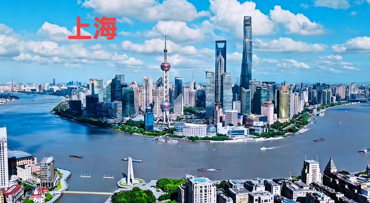 下面两张图片分别是，上海和重庆。从城建的图片来看，个人感觉重庆的高楼比较多啊！两