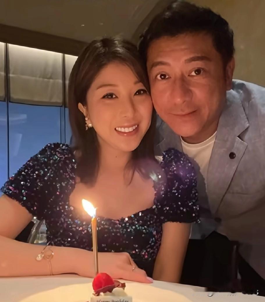 近日，
港姐胡家惠官宣与第二任丈夫离婚，
三年婚姻画上句号。
小姐姐两度闯关婚姻