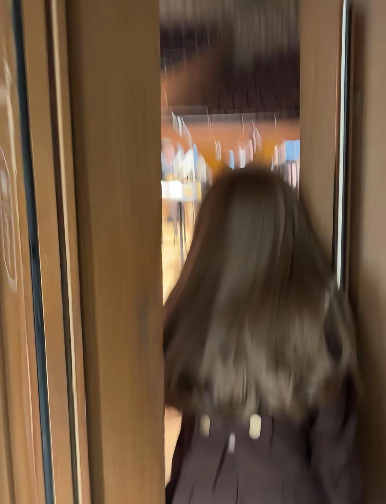 优子偷窥中 排练间隙的小花絮这个时候妆还没画完，没错本人都是排练间隙抽空化妆的左