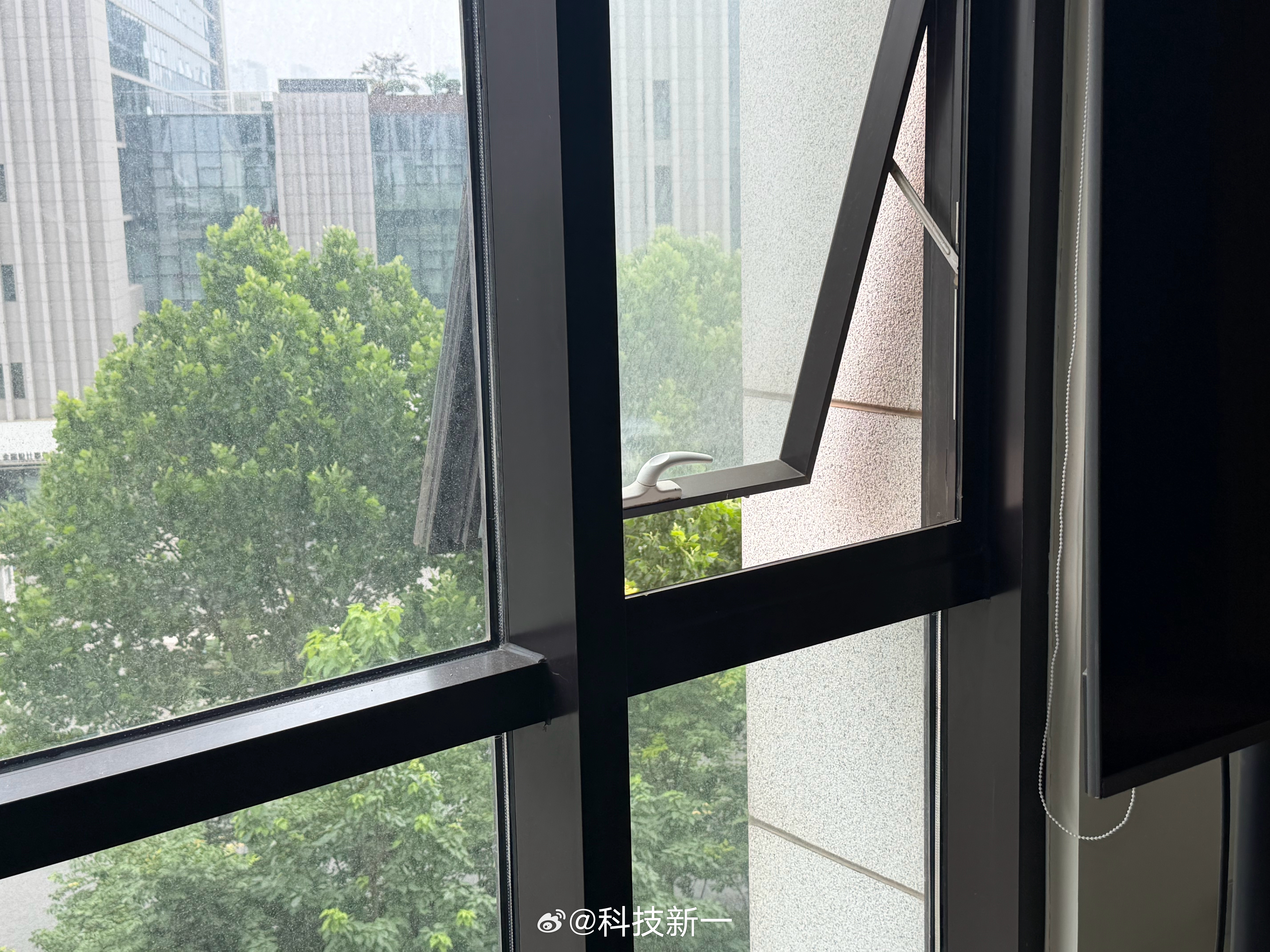 刚发现我同事开着窗户然后开着空气净化器，你们说他们是不是傻？这净化大自然空气呢