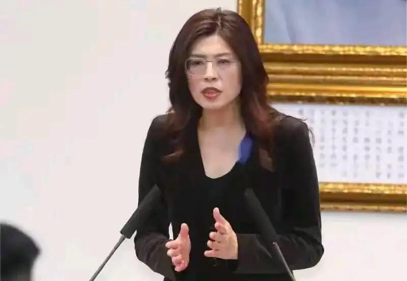 郑丽文：两岸同属中华民族，两岸一家亲！现场热烈回应！

近日，郑丽文参加一场宴会